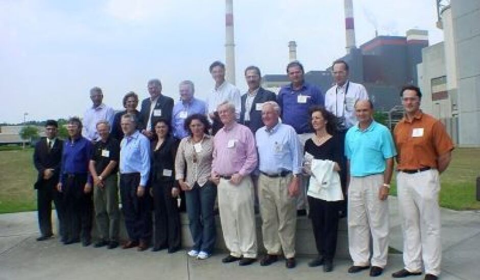 Comitiva de MS posa para foto com executivos da IP em frente da fábrica de Eastover (EUA)