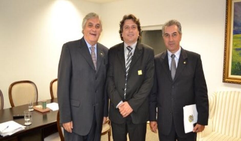 Caravina posa para foto ao lado do senador Delcídio do Amaral (PT) e do deputado Reinaldo Azambuja (PSDB) 