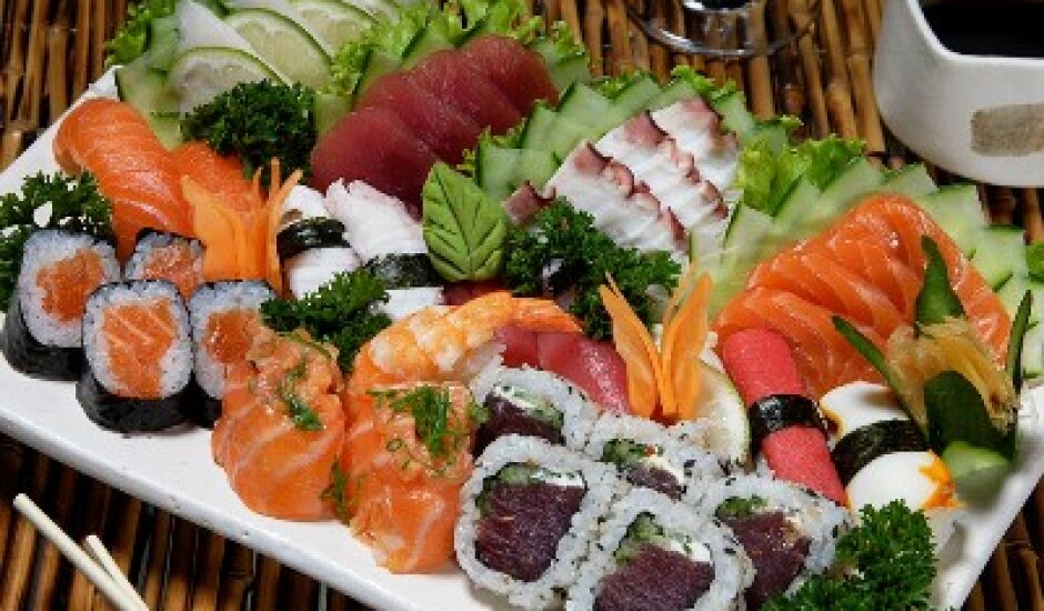 Prato de sushi e sashimi é para duas pessoas