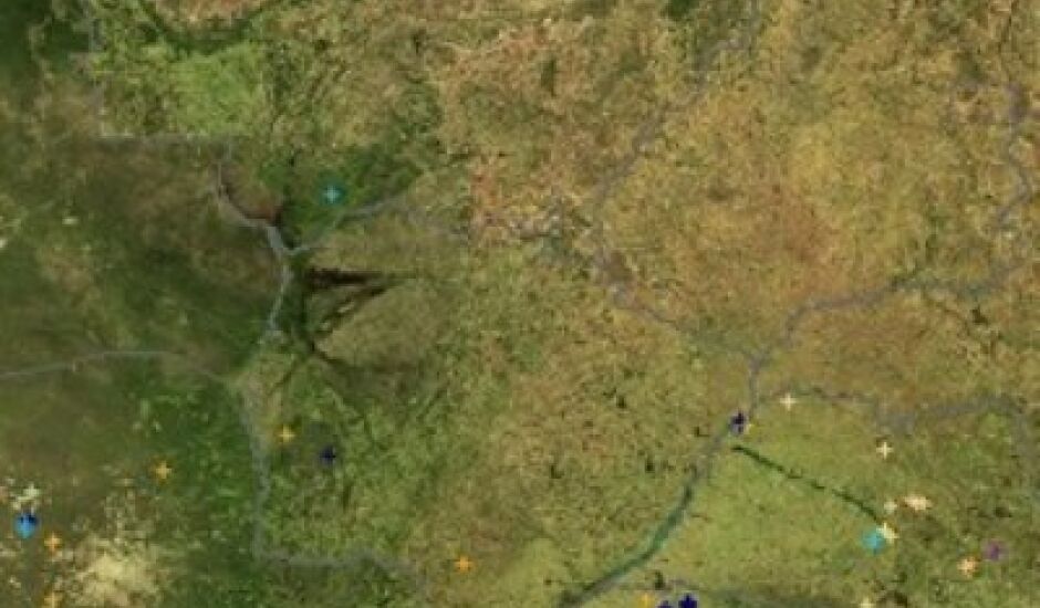 Imagem de satélite com pontos de queimadas, capturada neste domingo