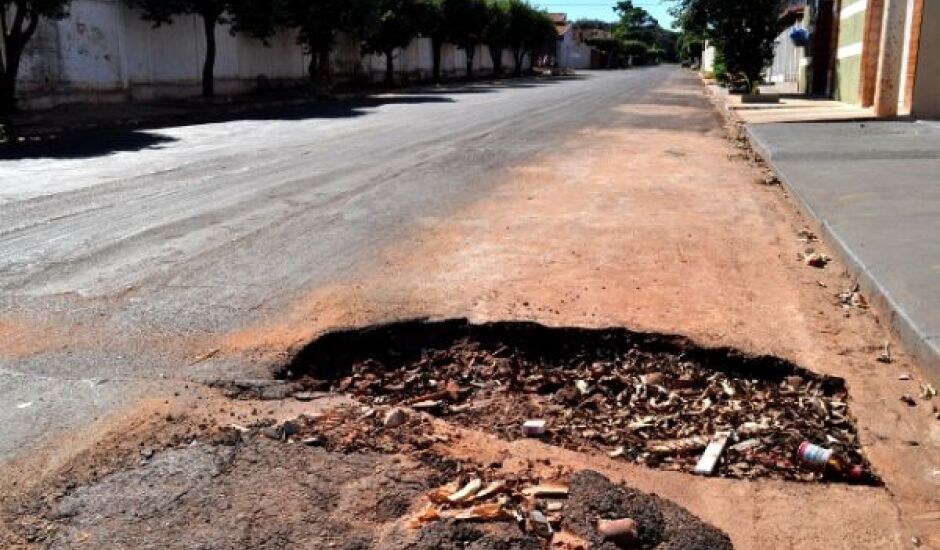 Cratera em rua na área urbana de Paranaíba