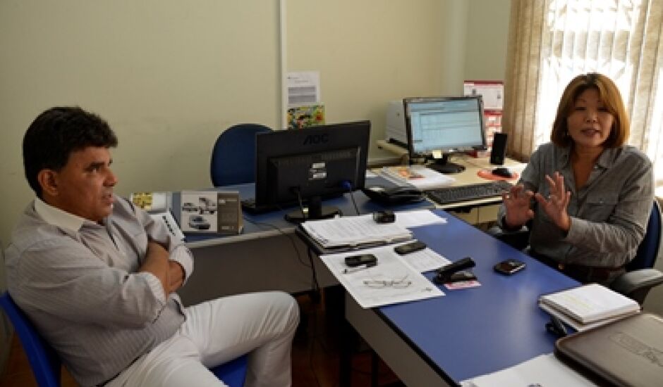 Diretora e coordenador discutem ações de combate à dengue 