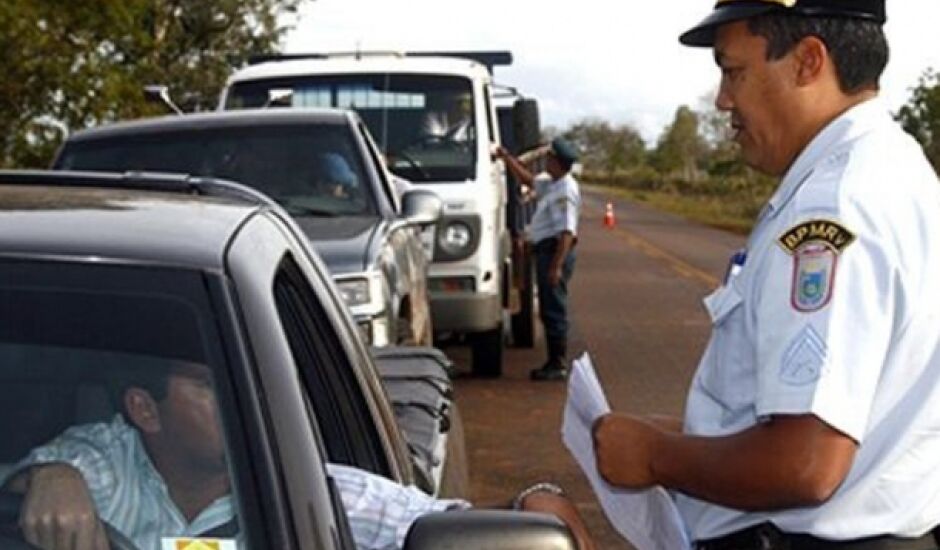 Policiais militares abordam motoristas em estrada de Mato Grosso do Sul