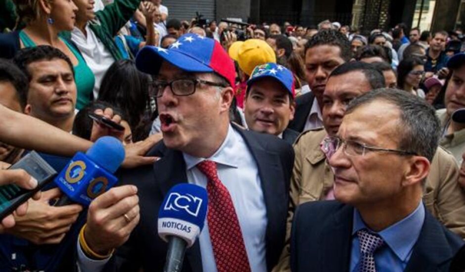 Integrante da coalizão de oposição, Julio Borges fala aos jornalistas antes da posse da Assembleia Nacional da Venezuela