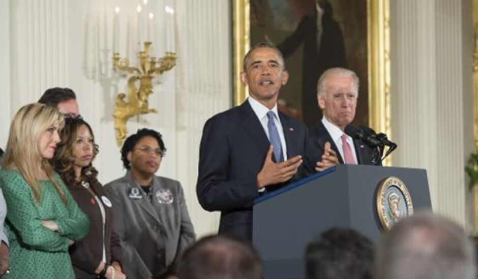 Barack Obama, ao lado vice-presidente Joe Biden e de pessoas atingidas pela violência armada, anuncia, no Salão Leste da Casa Branca, ações do executivo para reduzir a violência armada