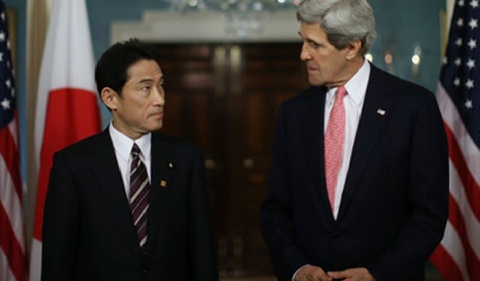 Ministros dos Negócios Estrangeiros do Japão e dos Estados Unidos, Fumio Kishida e John Kerry