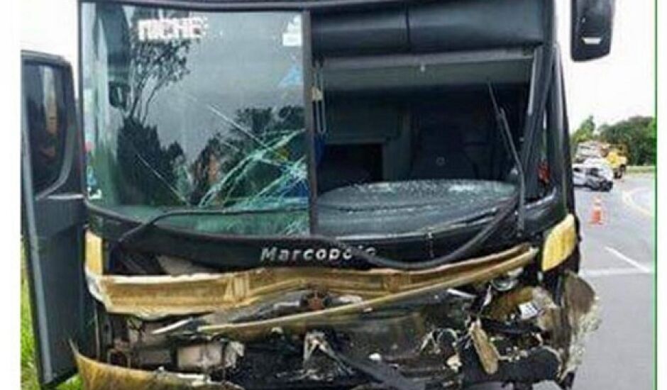 Veículo onde estavam as vítimas bateu de frente com o ônibus