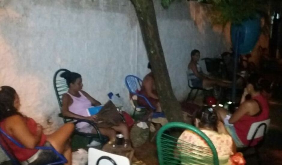 Pais passaram a noite desta segunda-feira, 11, em frente a uma escola no bairro Jardim Alvorada