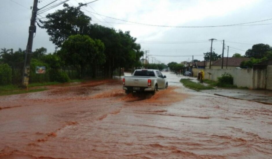 Ruas e avenidas ficaram aladas em Três Lagoas por conta das chuvas de ontem