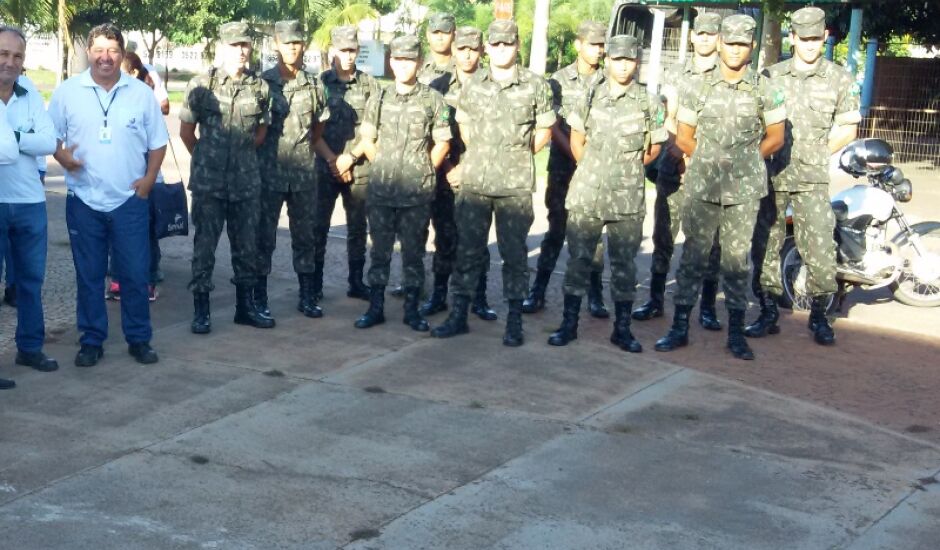 Militares e servidores se reuniram na manhã desta segunda na Praça do Obelisco
