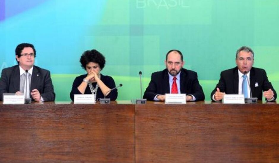 Ministros Izabella Teixeira e Luís Inácio Adams (centro) defendem o acordo consensual com as empresas