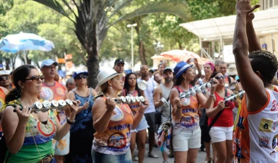 Blocos de rua do Rio antecipam carnaval e começam a desfilar em janeiro