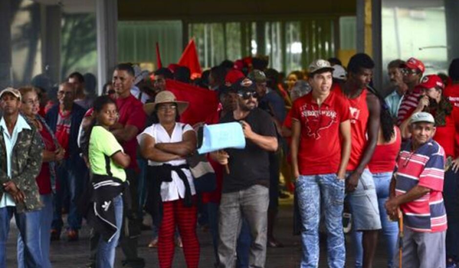 Integrantes dos movimentos dos Trabalhadores Sem Terra (MST), dos Trabalhadores Sem-Teto e dos Atingidos por Barragens ocupam a portaria principal do Ministério da Fazenda, em Brasília 