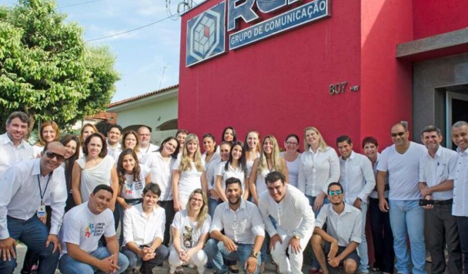 Colaboradores do Grupo RCN de Comunicação vestidos de branco em apoio à campanha