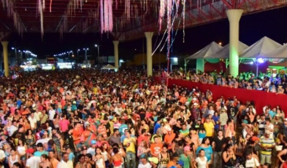 Público lota Praça de Carnaíba na segunda noite de Carnaval