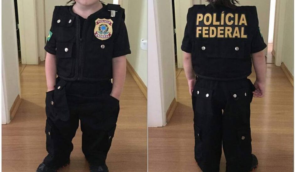 Menino posa para foto com uniforme da Polícia Federal