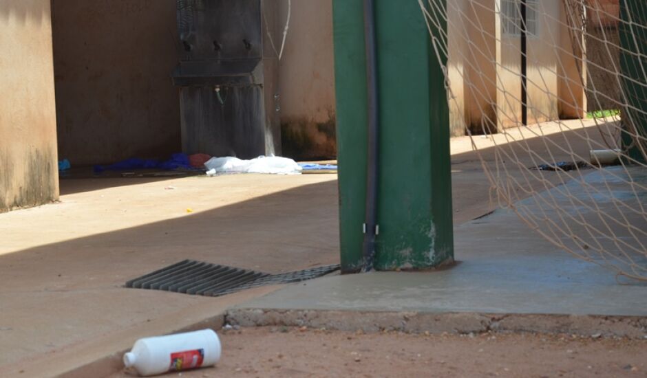 Tubo de cola, tecidos de material TNT e sacolas plásticas foram espalhados no pátio e na quadra escolar 