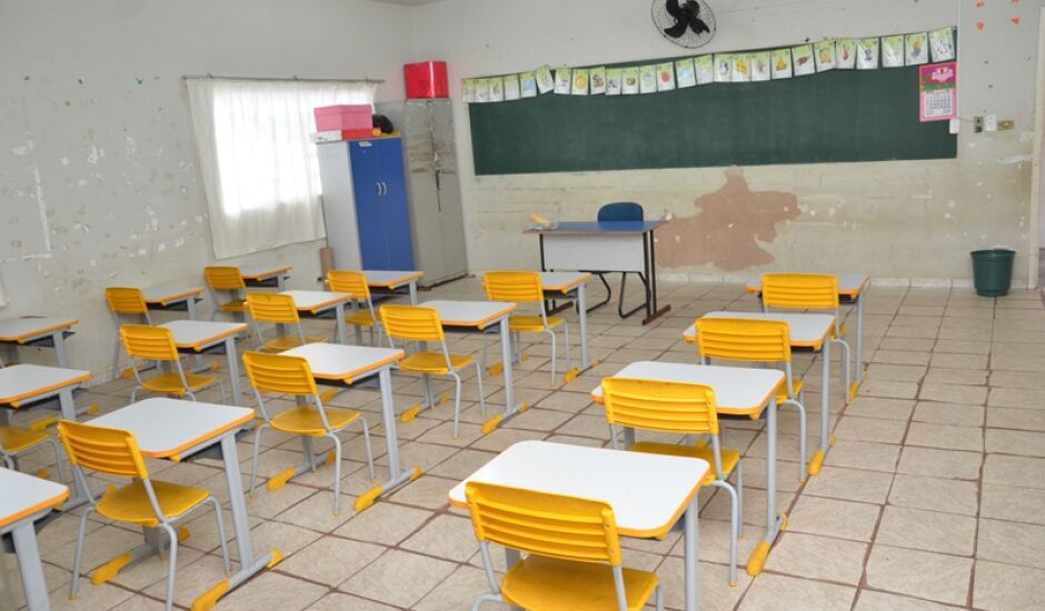 Sala de aula preparada para o início do ano letivo, na escola municipal senador Filinto Müller