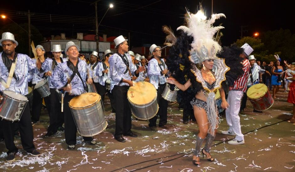 Madrinha de bateria comandou a passagem dos músicos pela avenida Rosário Congro, no domingo