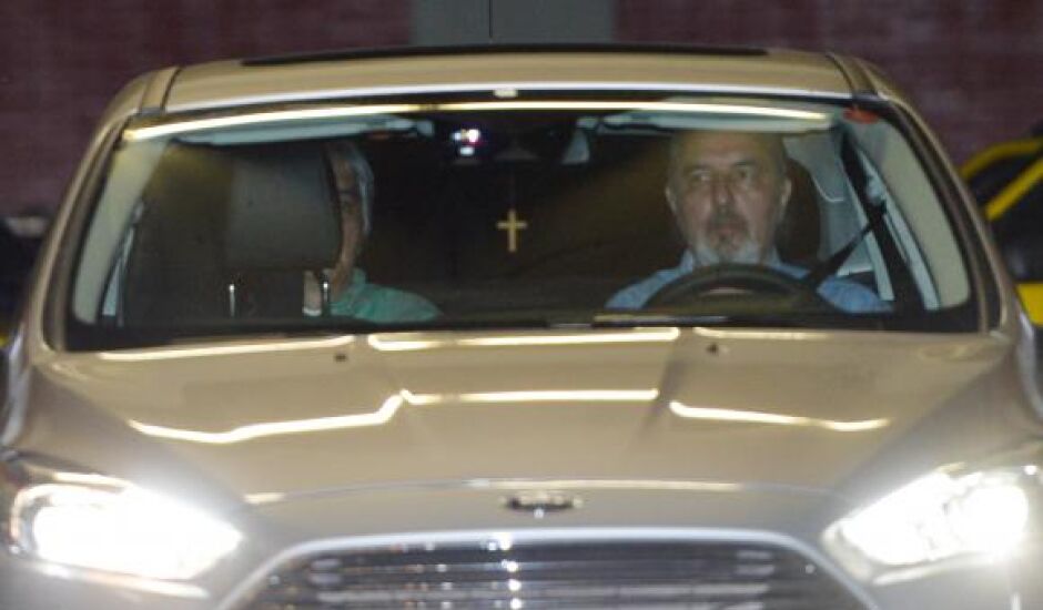 Senador Delcídio do Amaral, na foto, no banco de trás do carro, foi solto após mais de 80 dias preso 