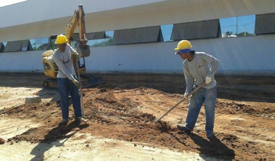 Parte dos estrangeiros busca oportunidade de trabalho na construção civil; dólar mais caro impede retorno ao país de origem