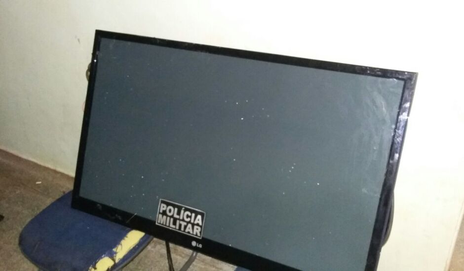 TV foi encontrada em um terreno, com outros objetos furtados