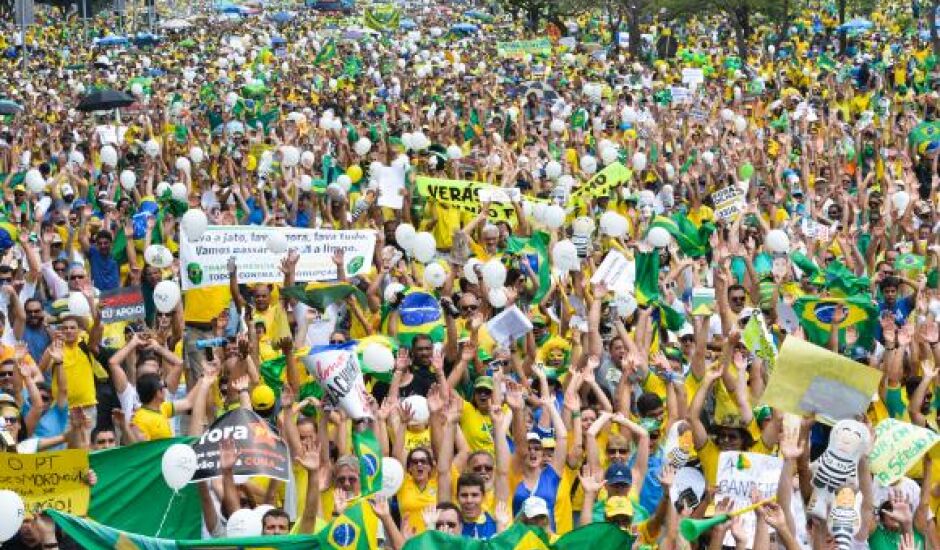 Cerca de 100 mil pessoas protestaram contra o governo, hoje, em Brasília