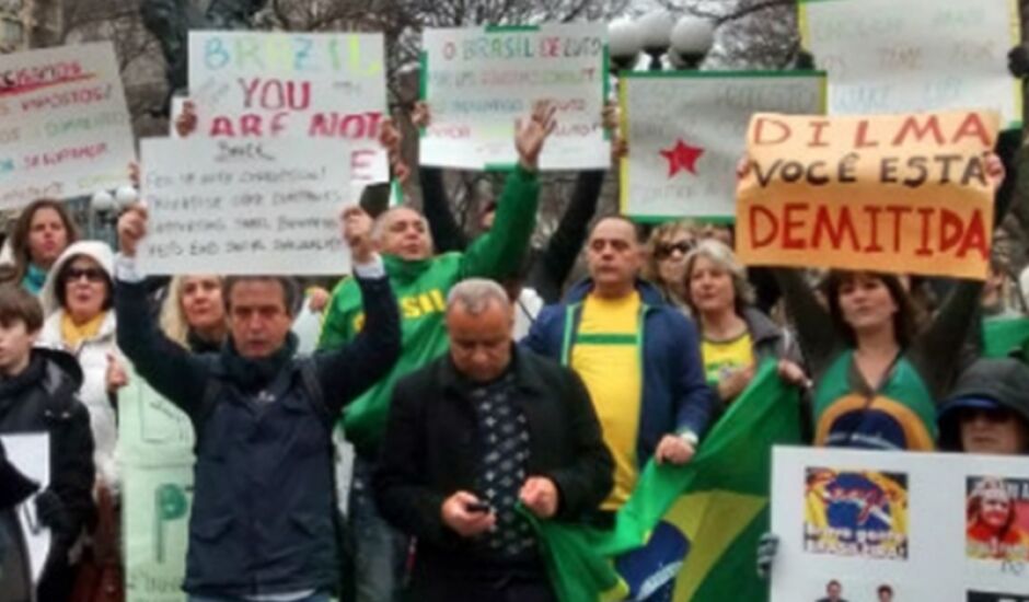 Brasileiros que moram em Nova York também protestatam