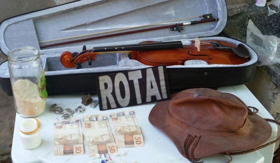Violino, drogas e um valor em dinheiro foram apreendidos na casa do suspeito