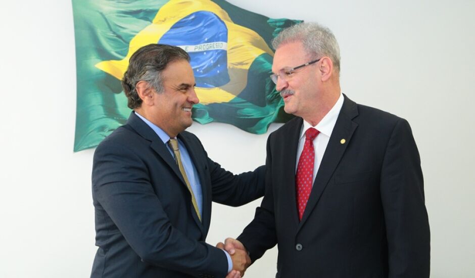 Presidente da Executiva Nacional do PSDB, Aécio Neves, (à esquerda) recebe o novo aliado Geraldo Resende