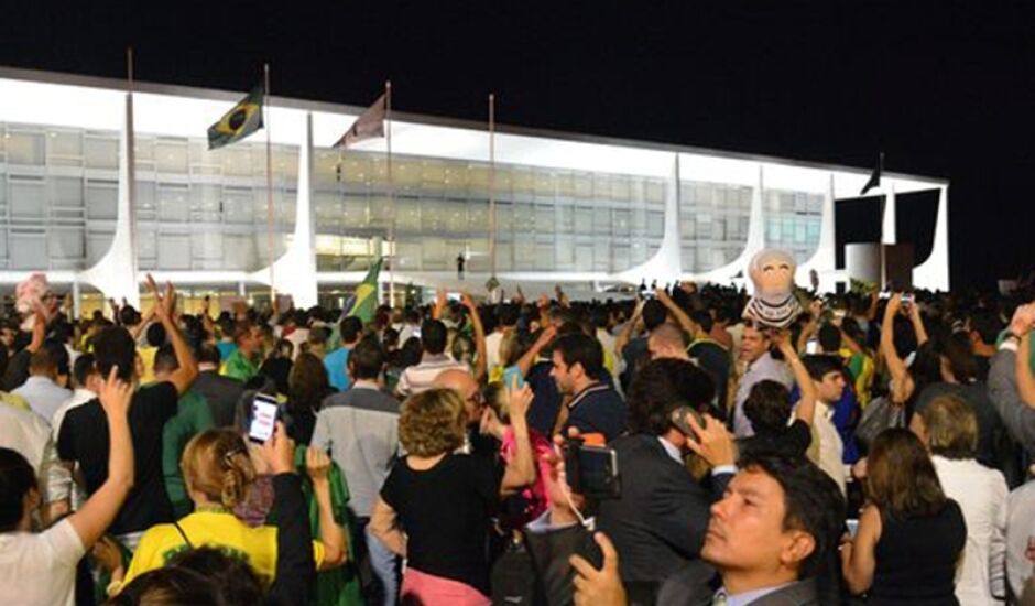 Protesto contra a nomeação do ex-presidente Lula como ministro da Casa Civil, em frente ao Palácio do Planalto 