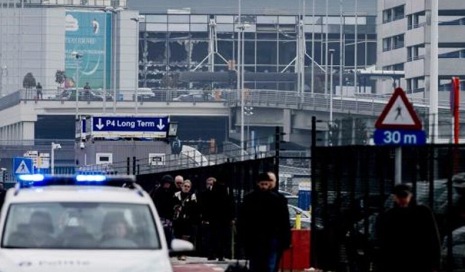 Aeroporto internacional de Bruxelas, na Bélgica, foi evacuado após duas fortes explosões que deixaram pelo menos 13 mortos 
