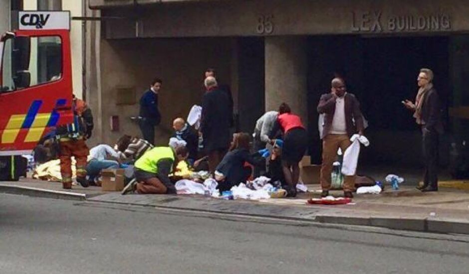 Equipes de emergência socorrem feridos em frente à estação Maelbeek do metrô, em Bruxelas