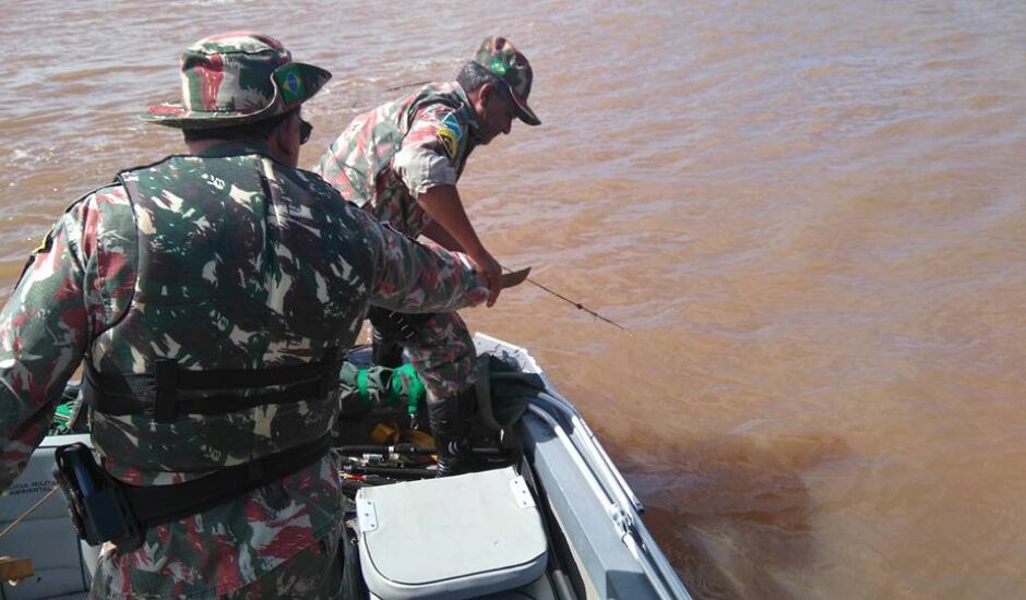 Policiais retiram redes instaladas por pescadores em rio de Mato Grosso do Sul