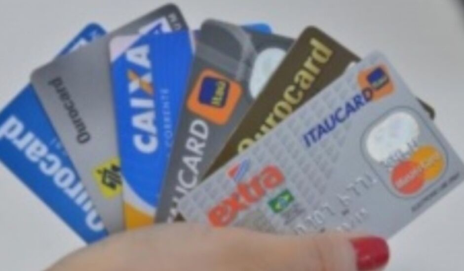 Juros do cartão de crédito subiram para 447,5% ao ano  