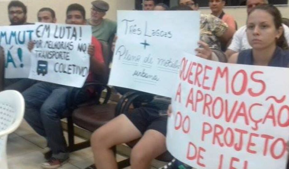 Integrantes do Movimento de Luta por Moradia Popular de Três Lagoas comparecem na Câmara Municipal 