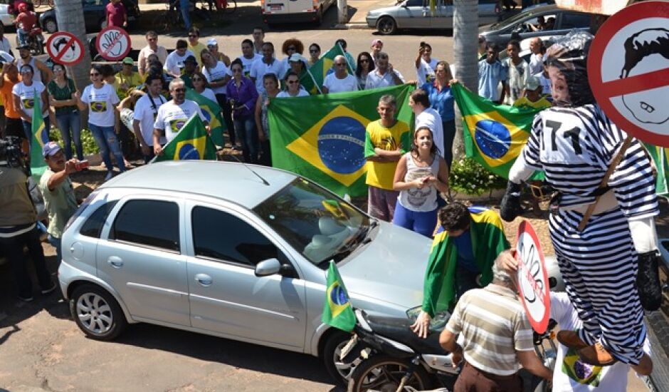 Um boneco da presidente Dilma, vestido de presidiária, foi amarrado e erguido por um guindaste 