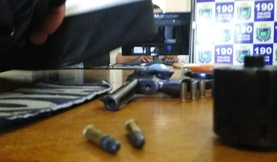 Arma encontrada nos fundos de um bar pode ter sido usada no crime