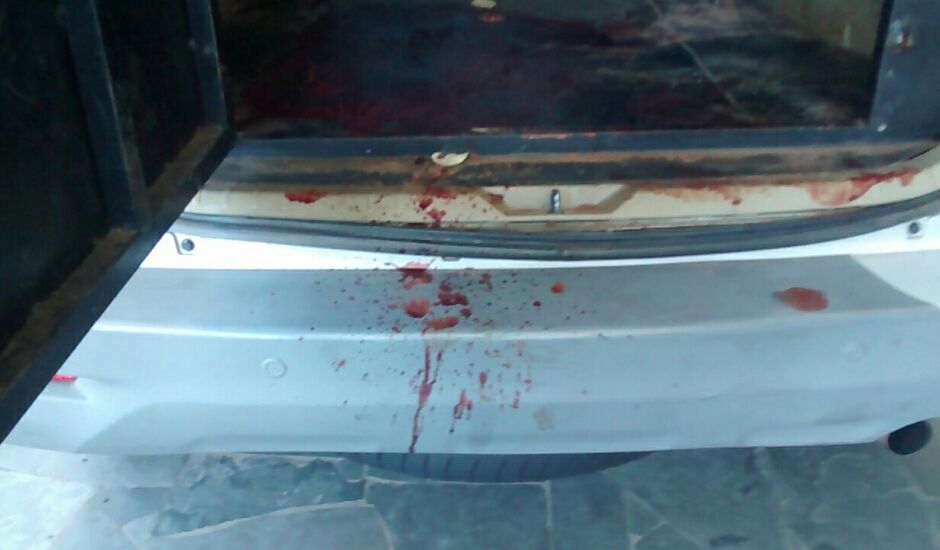 Marcas de sangue dos suspeitos ficaram no carro da PM, na ida ao hospital