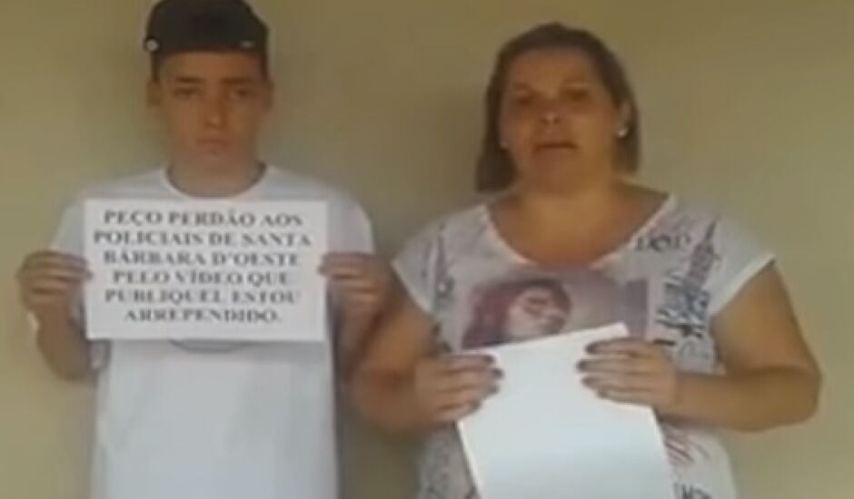 Funkeiro pede desculpas ao lado da mãe por ameaças a policiais