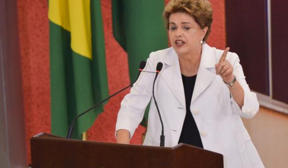 Presidente acusa o vice Michel Temer e Eduardo Cunha de tramarem contra o governo
