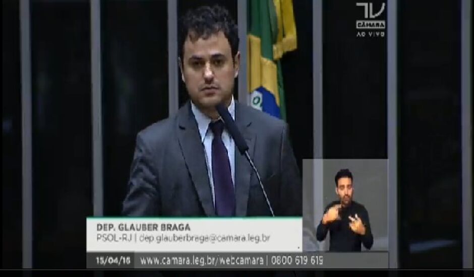 Deputado Glauber Braga discursa contra o impeachment