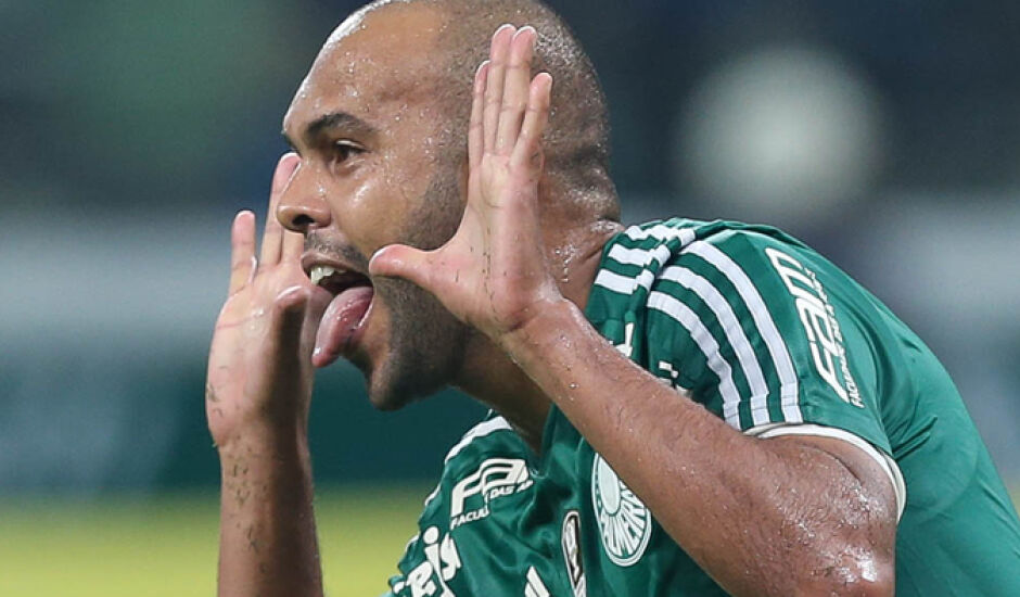 Alecsandro comemora gol do Verdão aos 34 minutos do primeiro tempo