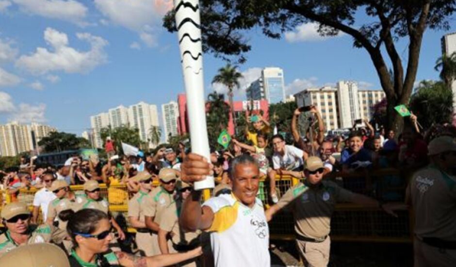 Medalha de ouro no atletismo, Joaquim Cruz conduziu a Tocha Olímpica em Taguatinga, no Distrito Federal 