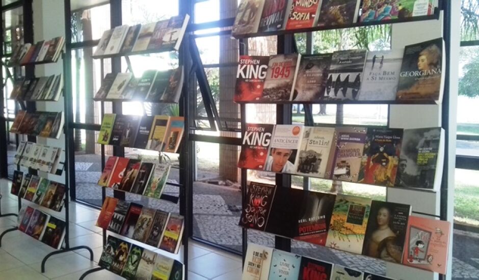 Cerca de 800 exemplares estão em exposição na Biblioteca Municipal Rosário Congro