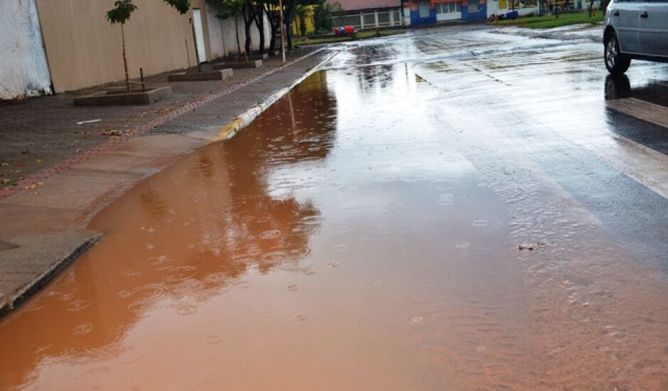 Água de chuva acumula na avenida Eloy Chaves 