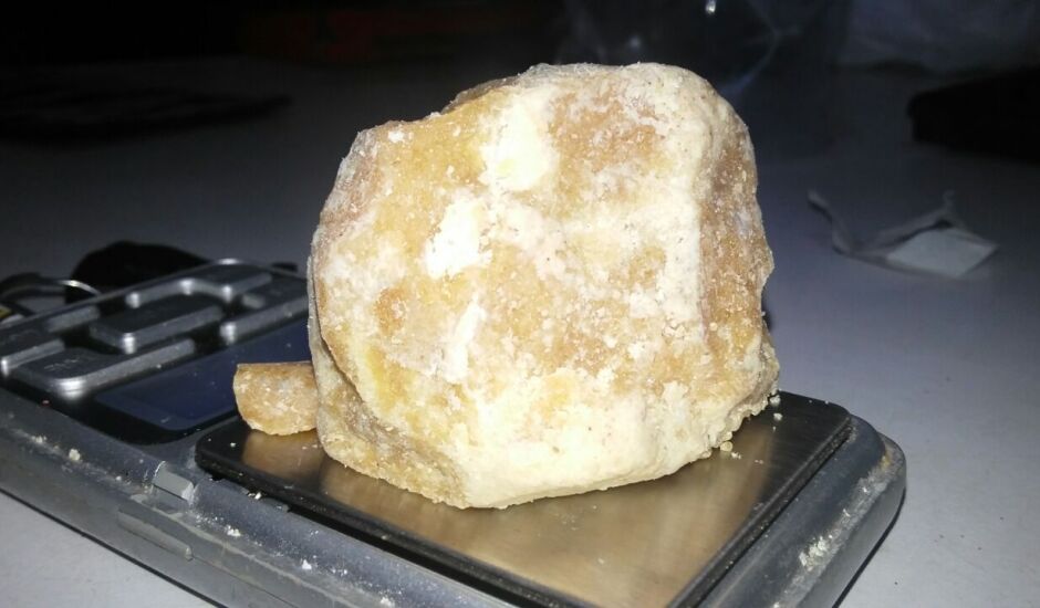 A pedra de crack e o celular usado no disque-drogas, apreendidos pela PM