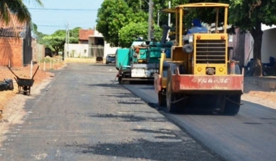 Operários de uma empreiteira executam obras de recuperação de asfalto em bairro da cidade
