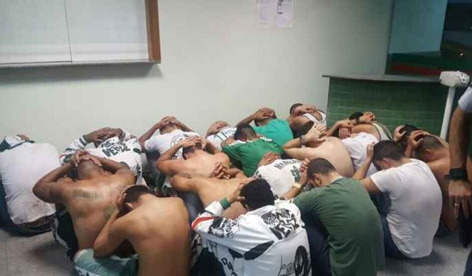 Torcedores do Palmeiras foram detidos por policiais, após a pancadaria