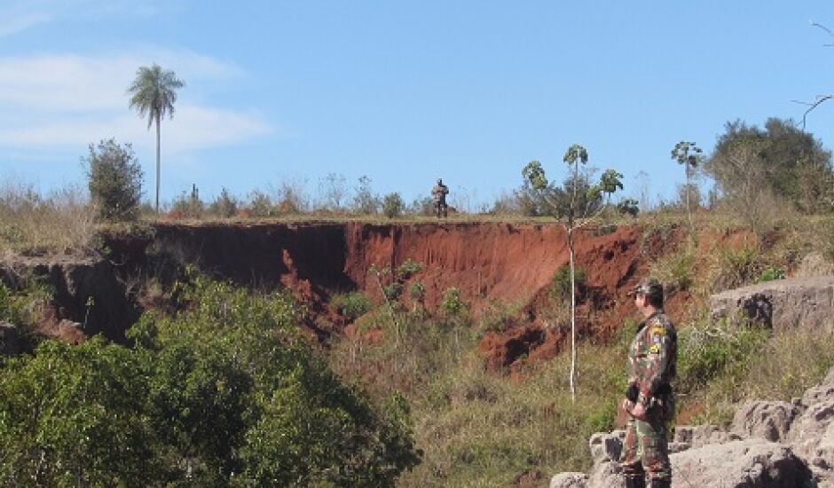Policiais ambientais de Iguatemi verificam a área degradada